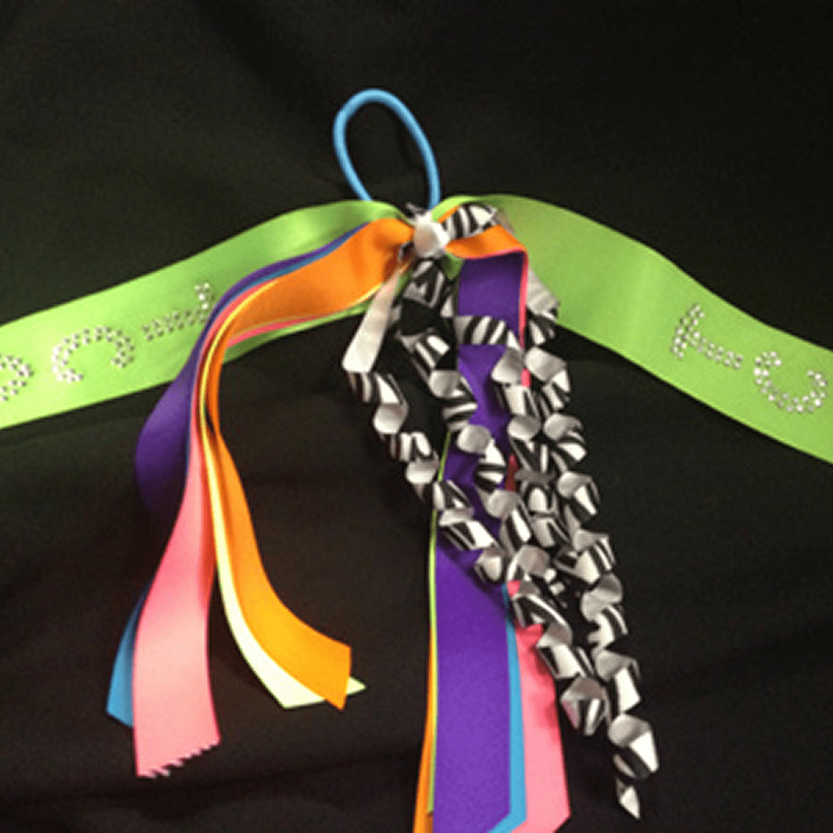 Multicolored ribbon arrangement with curls